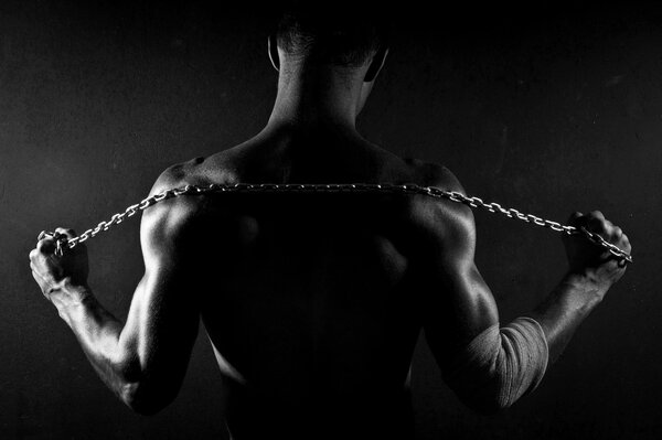 Man shoulders chain strength