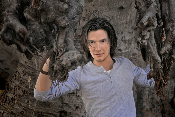 Séance photo de Ben Barnes dans les racines d un arbre