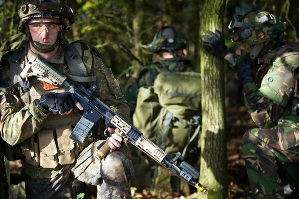 Soldados del ejército Holandés con ametralladoras