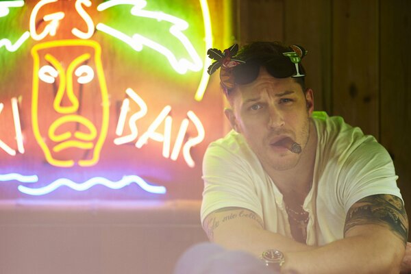 Tom Hardy Fuma un cigarro