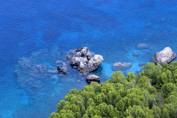 Belle pietre tra il mare blu