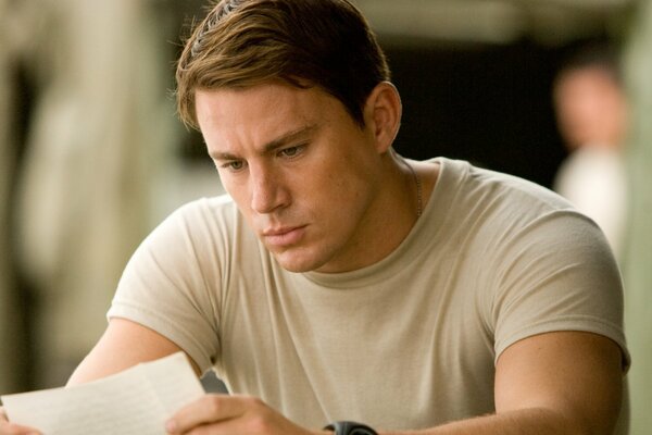 Channing Tatum czyta list