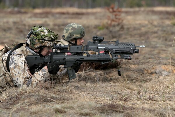 Zwei Soldaten mit Waffen zielen auf das Ziel