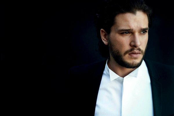 Kit Harington w białej koszuli i czarnej marynarce