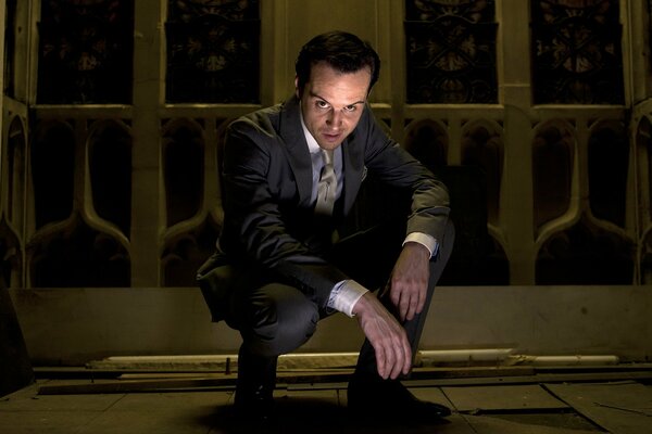 Andrew Scott Mira con una mirada penetrante