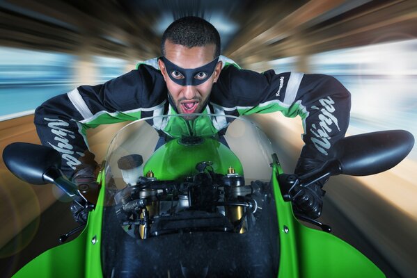 Foto eines Fahrers auf einem hellgrünen Motorrad