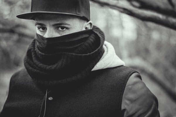 Chico joven en una gorra con la cara cerrada