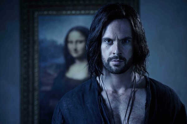 Der unheimliche Tom Riley auf dem Hintergrund eines Da Vinci-Gemäldes