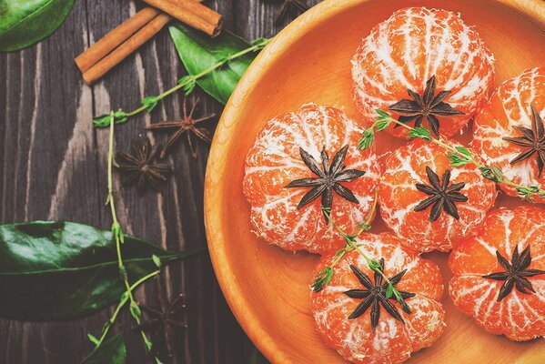 Mandarinas bellamente diseñadas en un plato