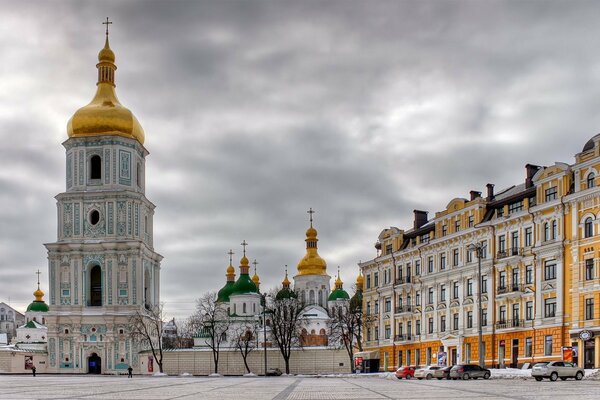 Площадь возле Софийского собора в Киеве