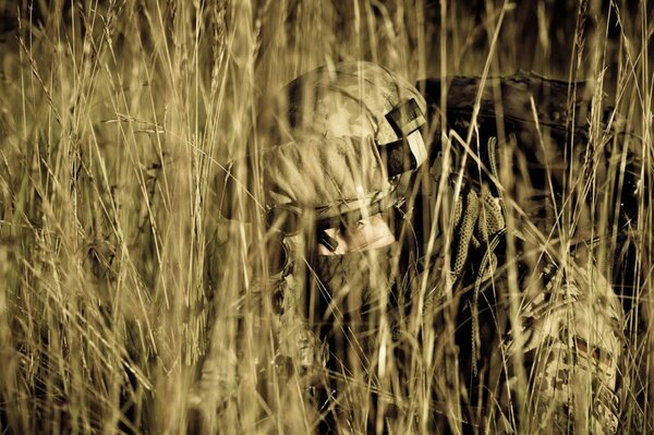 Soldats assis en attente dans une embuscade