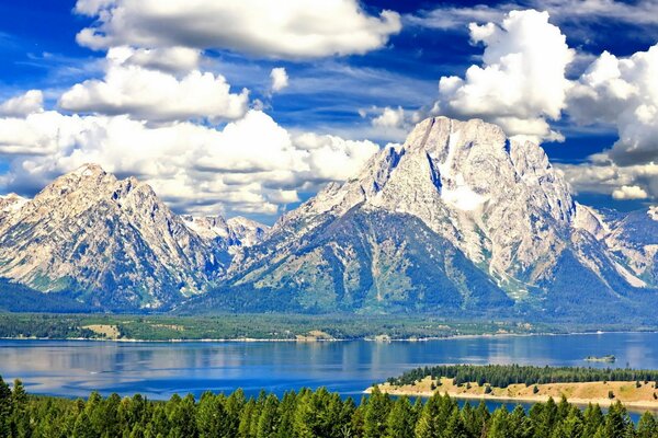 Le nuvole fluttuano nel cielo sopra un lago di montagna