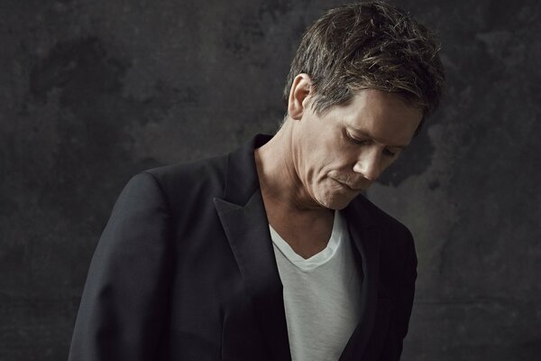 Portrait du triste Kevin Bacon dans des tons sombres