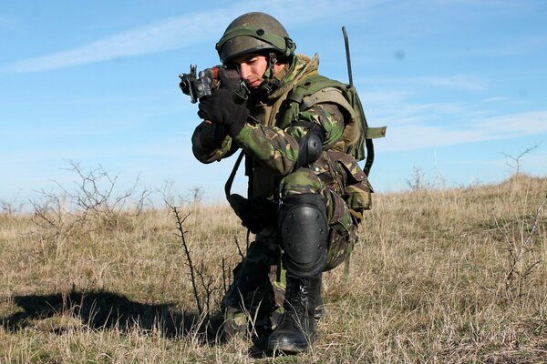 Le soldat au service est concentré et sérieux