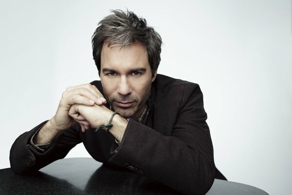 Photographie d Eric McCormack dans le style d affaires