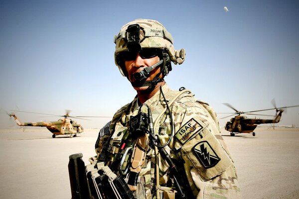 Soldat en pleine tenue en Afghanistan