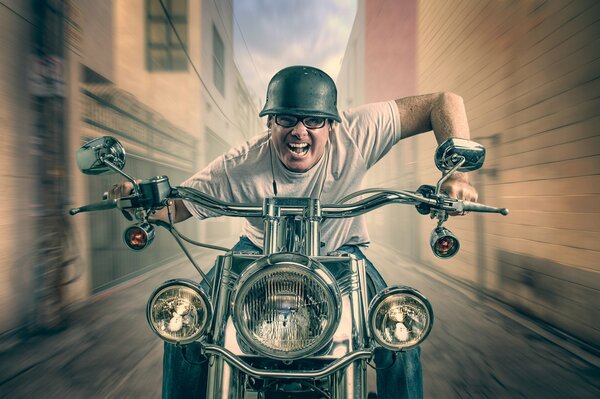 En el casco de la motocicleta monta a alta velocidad gritando