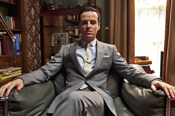 Andrew Scott si siede su una sedia