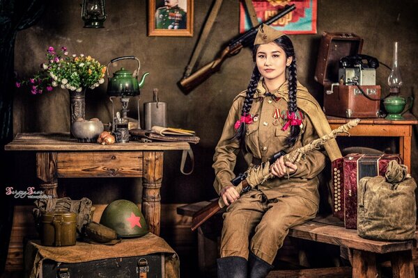 Ragazza cecchino in uniforme militare