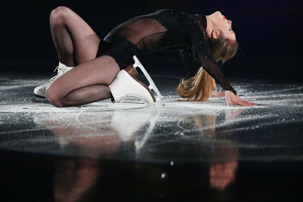 Patinaje artístico de la muchacha en el hielo