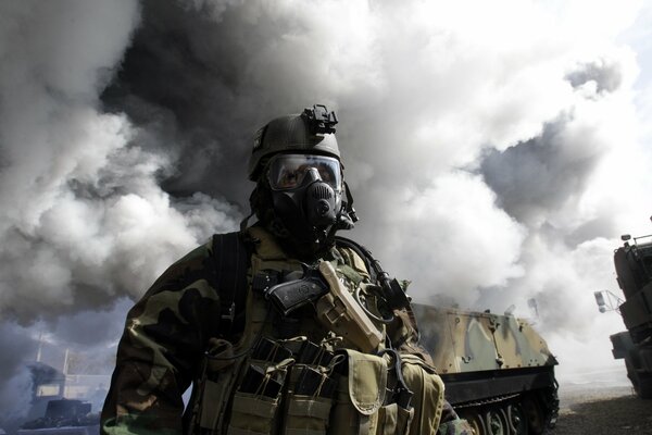 Sur le fond de l équipement des soldats avec des lunettes et un masque à gaz