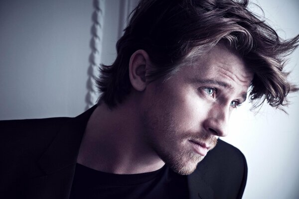 L attore Garrett Hedlund lo sguardo