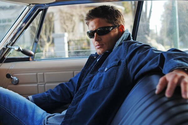 Jensen Ackles con gafas en el coche