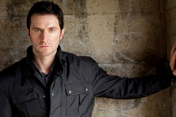 Schauspieler Richard Armitage wird an die Wand gestützt eingeprägt