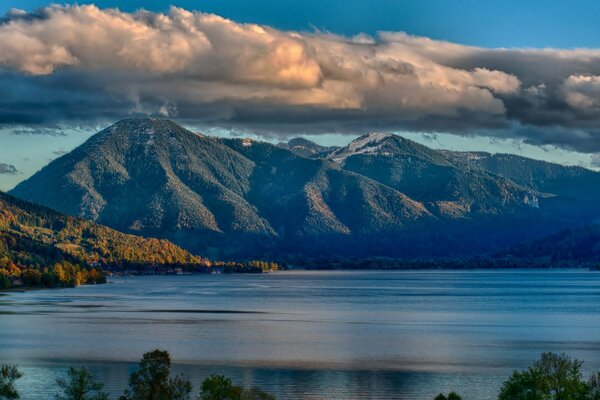 Lago di montagna mattutino nel velo delle Nuvole