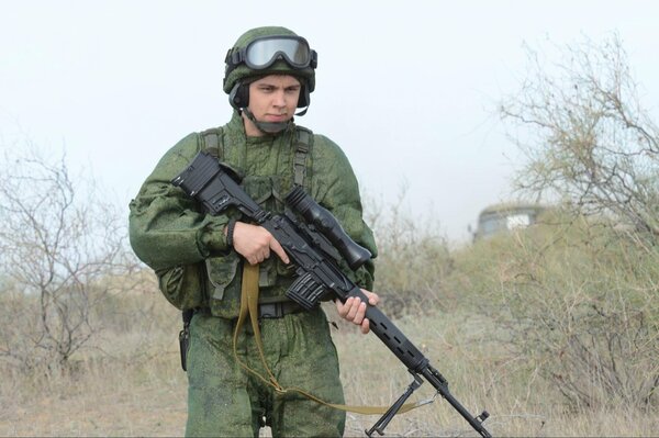 Soldado ruso con armas en el desierto