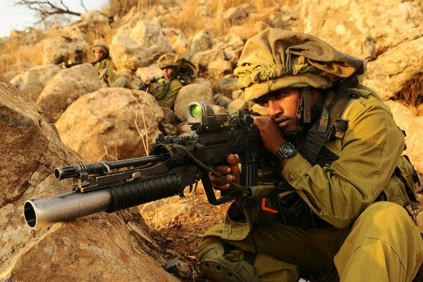 Soldados en Israel con armas