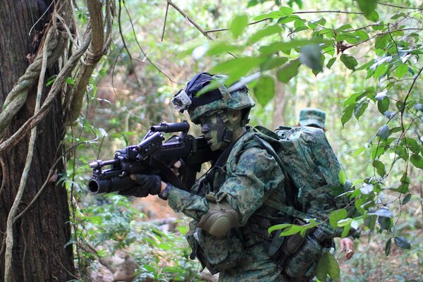 Un soldat singapourien tire un fusil d assaut