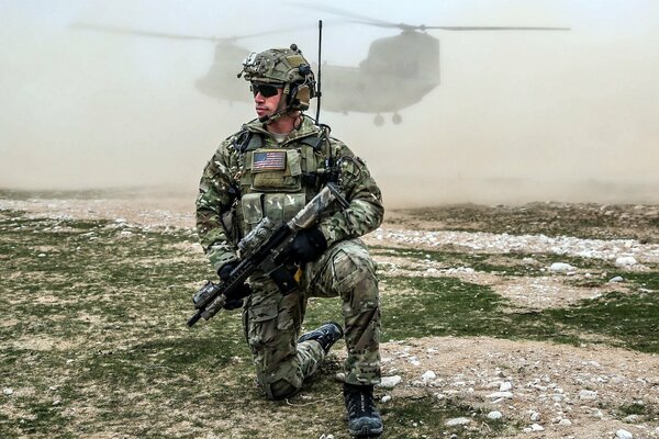 Soldat militaire près de Boeing ch-47 Chinook