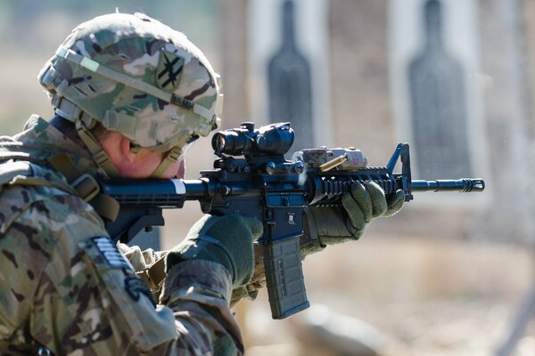 Guerre et soldat avec des tirs d armes