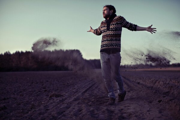 Photo gars marche sur le terrain de la terre