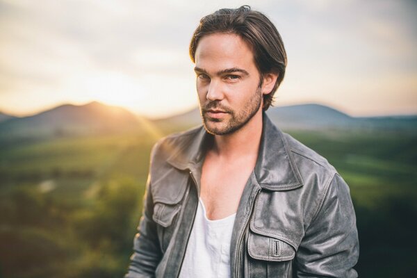 Retrato de un hombre sexy con una mirada lánguida. Solda