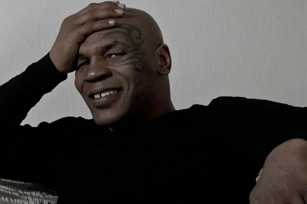 Le boxeur Mike Tyson sourit