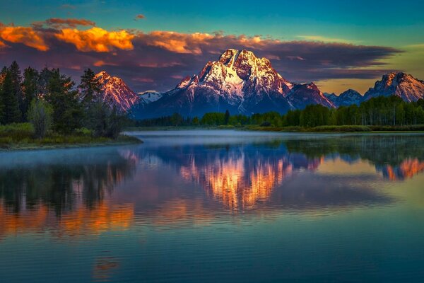 Paisaje de una belleza sin precedentes con el reflejo de la montaña en el río