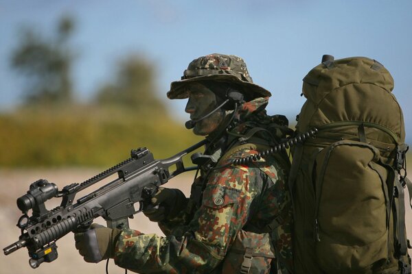 Ausgerüstete Soldaten der deutschen Bundeswehr