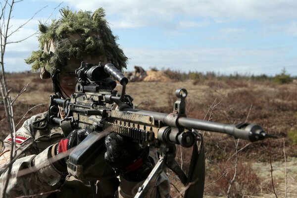 Foto eines Soldaten der lettischen Armee im Wald