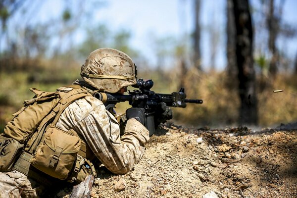 Soldat mit Waffen bei der Ausführung