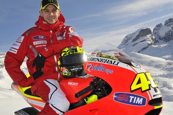 Valentino Rossi en una moto de nieve en las montañas