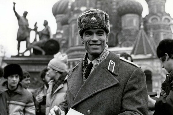 Foto en blanco y negro de schwarznegger en Moscú durante el rodaje de la película