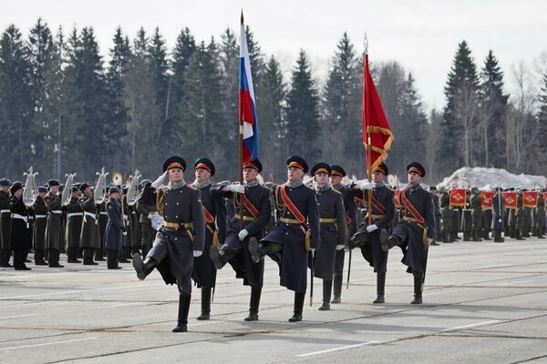 I militari in parata danno onore