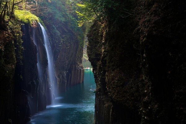 Belle cascade parmi les rochers