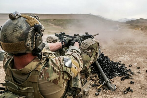 Soldat schießt mit einer Kugel