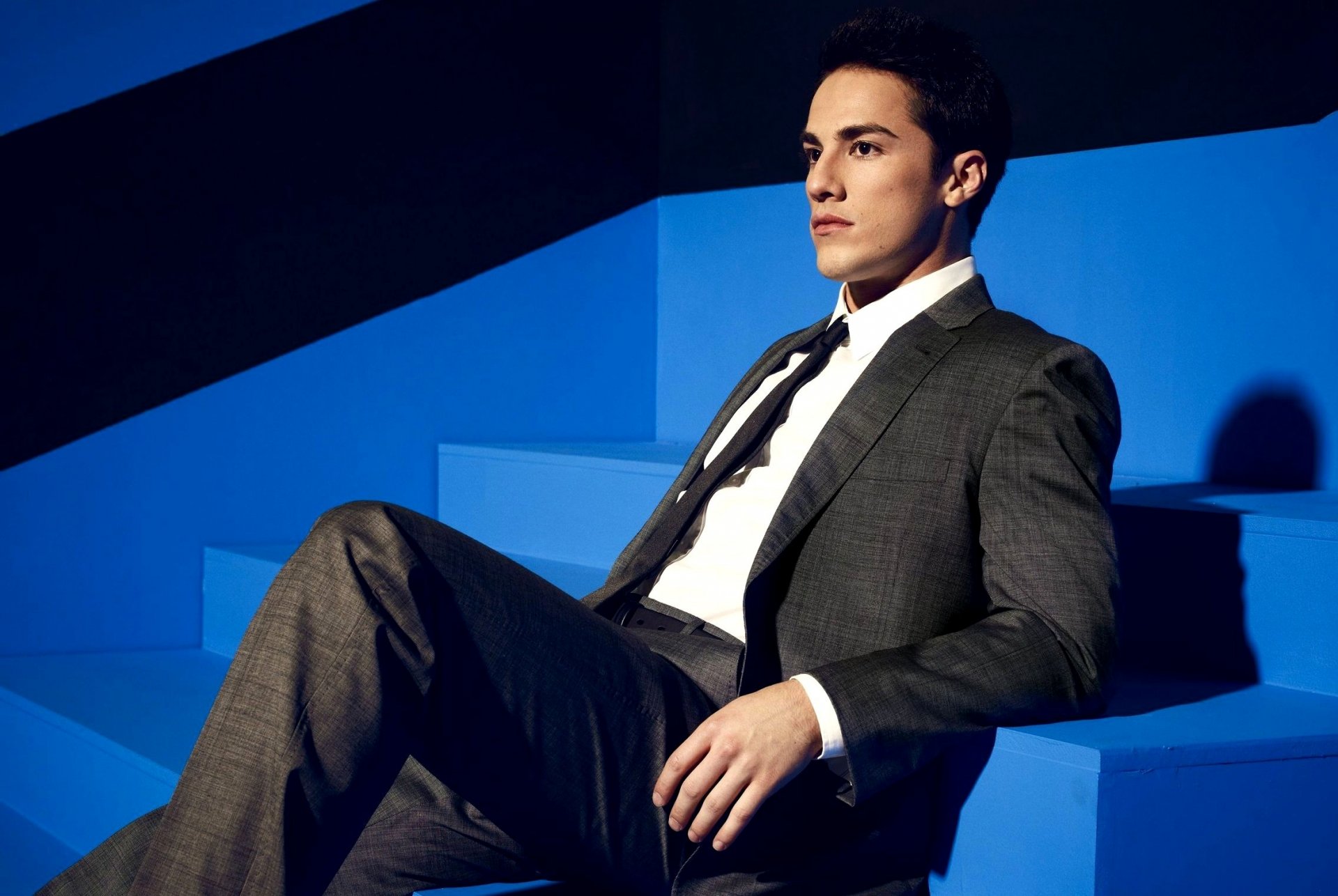 michael trevino guy suit actor tv series the vampire diaries tyler lockwood