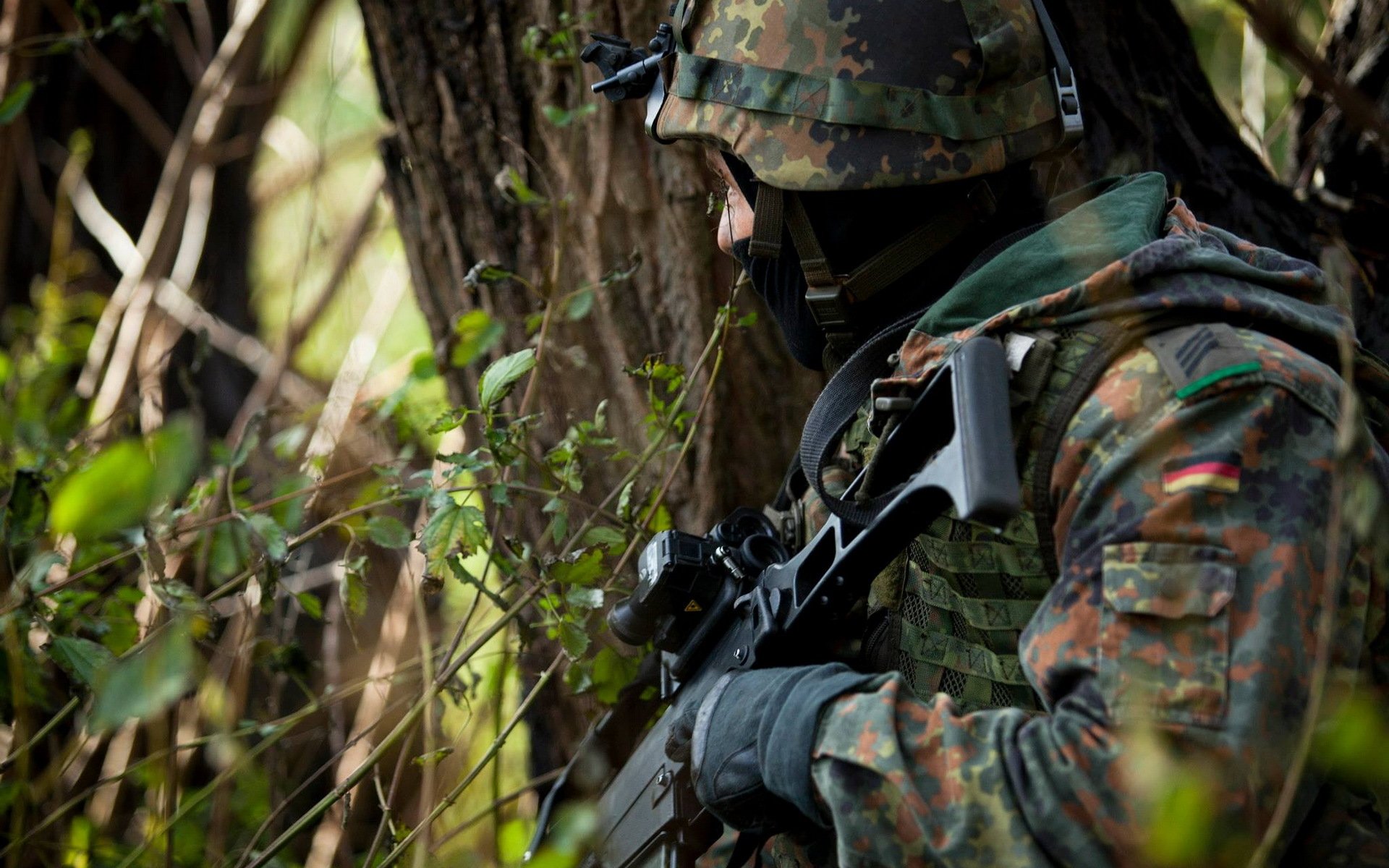 german army fallschirmjäger men weapon