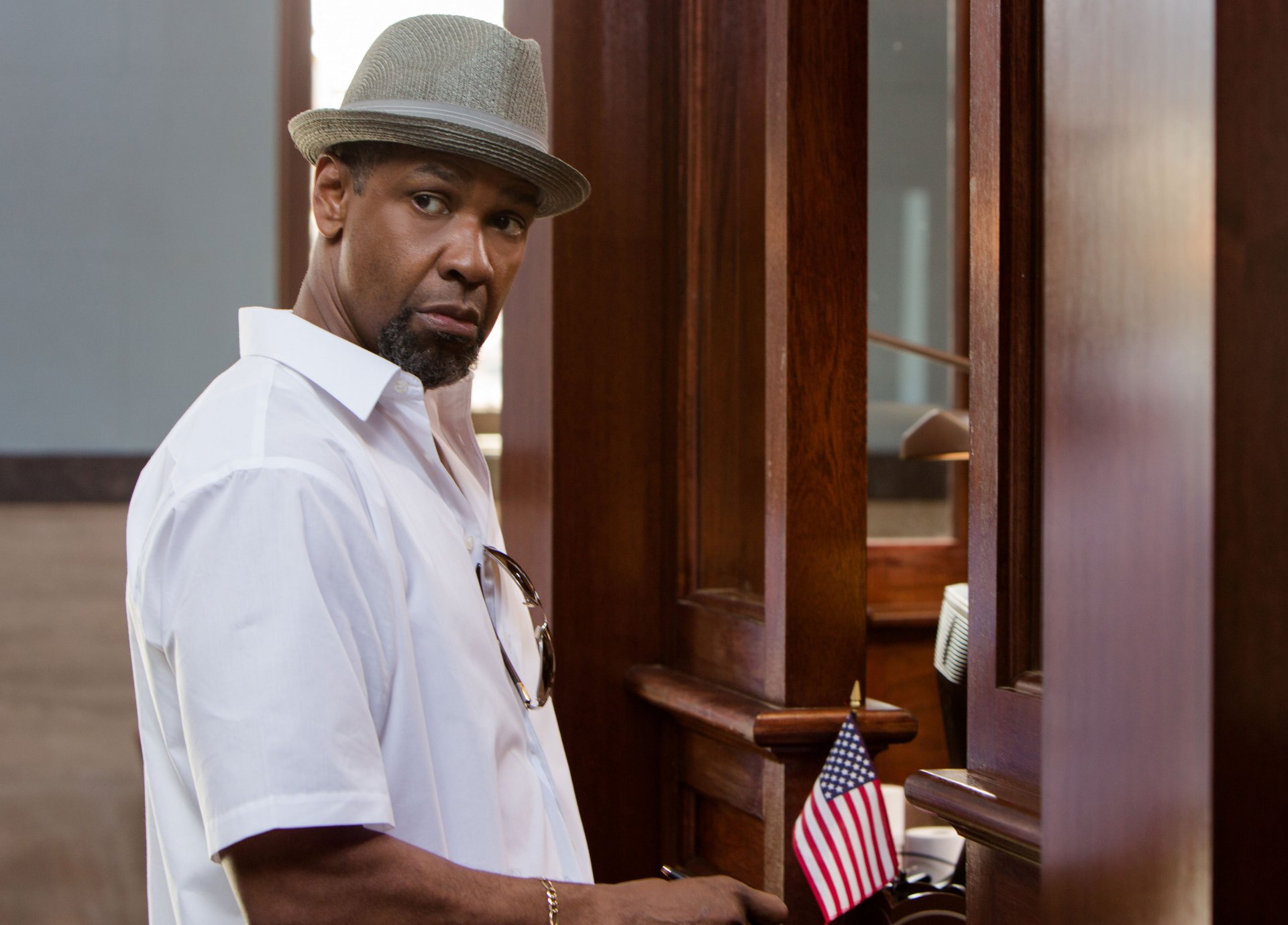 denzel washington actor a man hat flag