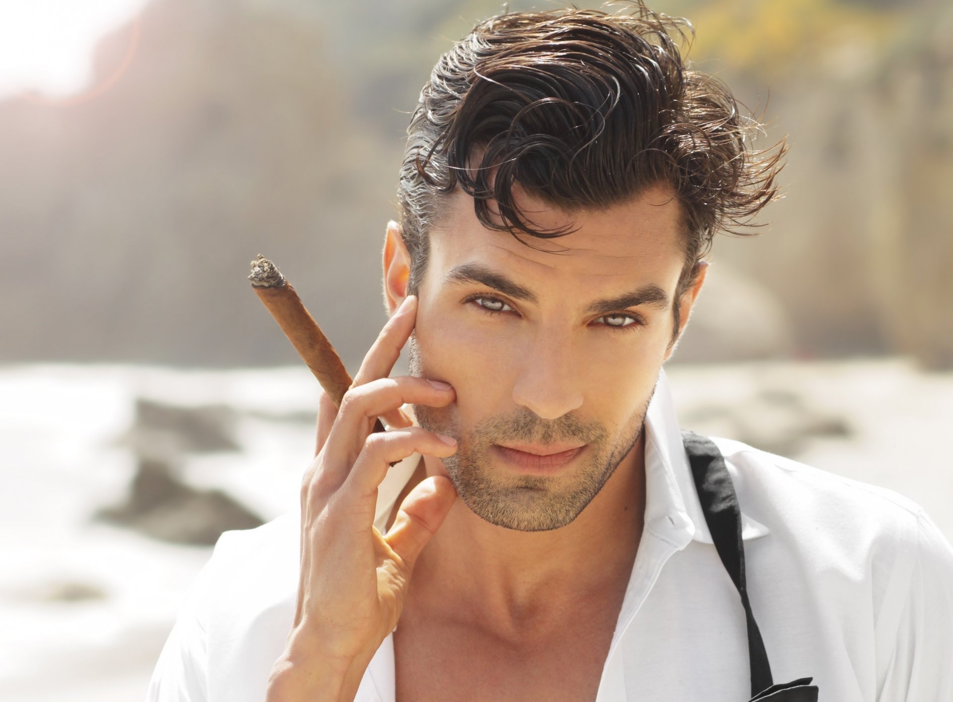 novio mirada cigarro camisa mar